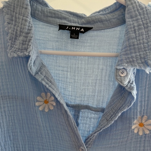 Oversized button down, excellent condition, light blue with white flowers - Picture 2 of 4